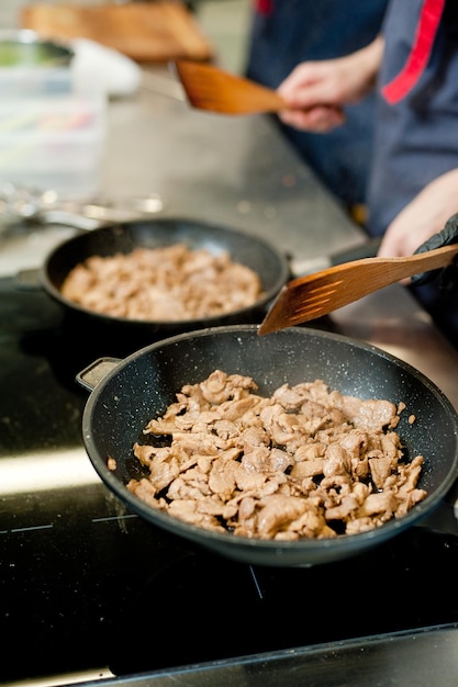 Cuocere la carne in padella con le verdure