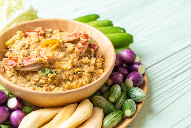 Cuocere la pasta chili con granchio o granchio e salsa di soia con latte di cocco e verdure