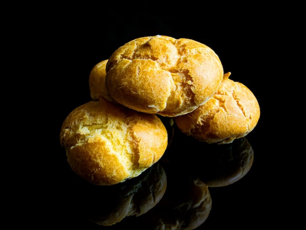 Cuocere la pasta choux su uno sfondo nero