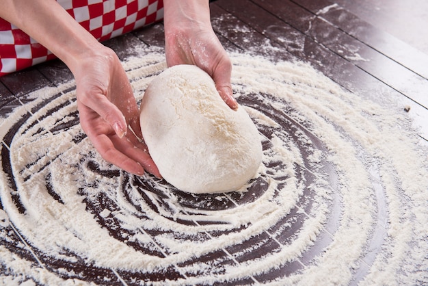 Cuocere la preparazione dell&#39;impasto per la cottura in cucina