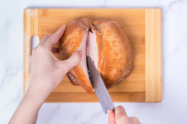 Cuocere le fette di petto di pollo affumicato