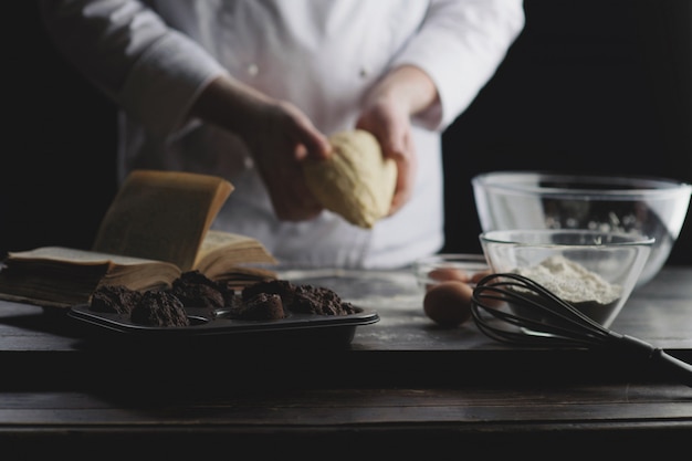 Cuocere le mani impastando la pasta