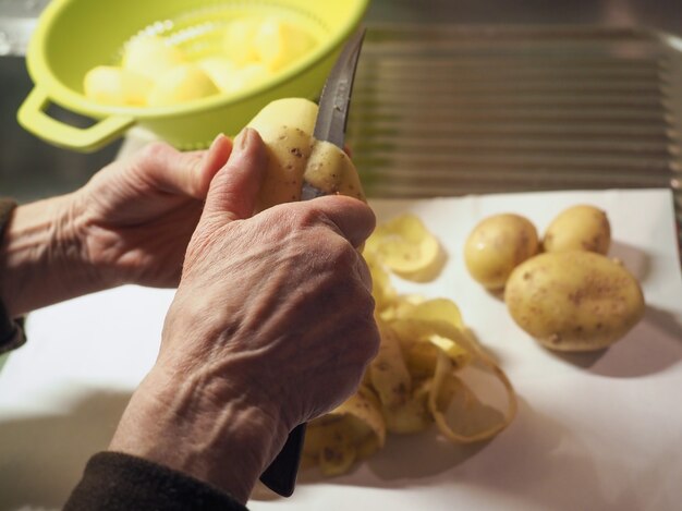 Cuocere le patate sbucciate