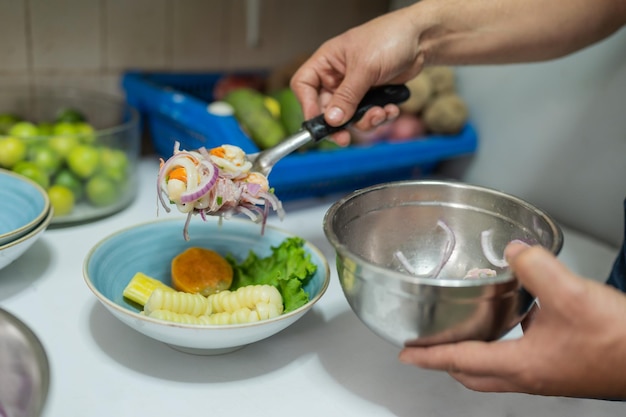 Cuocere mettendo il ceviche su un piatto di porcellana per servire