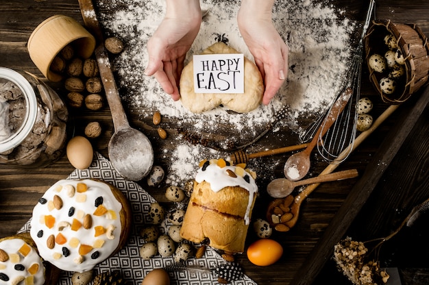 Cuocere pasqua su una superficie di legno