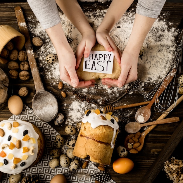 Cuocere pasqua su una superficie di legno