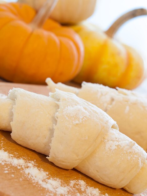 Cuocere piccoli croissant per colazione.