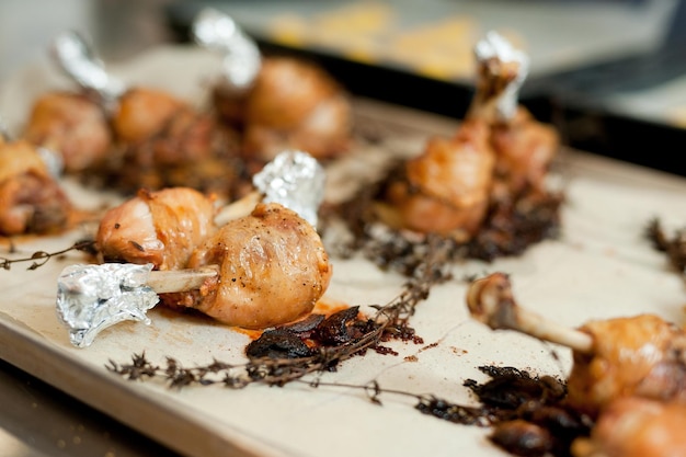 Cuocere preparando la coscia di pollo confit