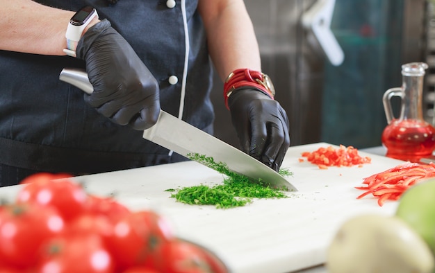 Cuocere preparare la cena in una cucina del ristorante.