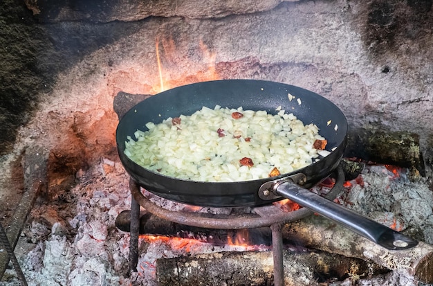 Cuocere una cipolla fritta e pepe di Caienna con olio d'oliva in una padella di ghisa