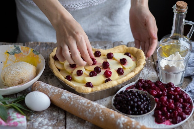 Cuocere una torta a forma di cuore