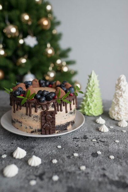 Cuocere una torta al cioccolato con frutti di bosco sul tavolo