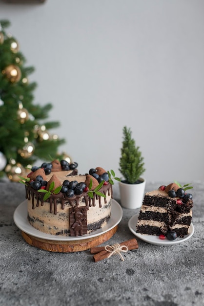 Cuocere una torta al cioccolato con frutti di bosco sul tavolo