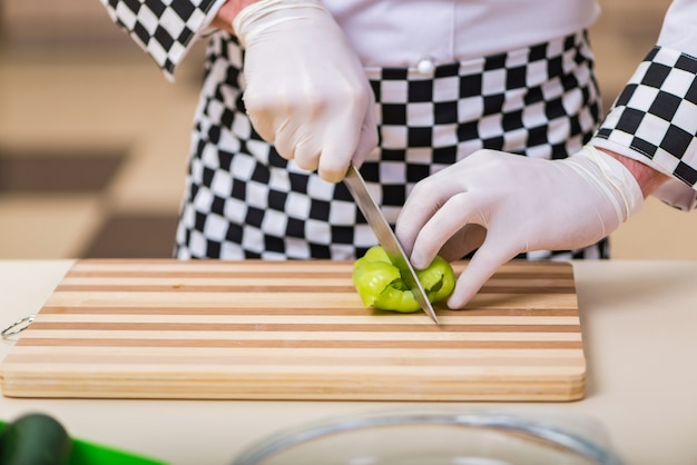 Cuoco maschio prepara il cibo in cucina