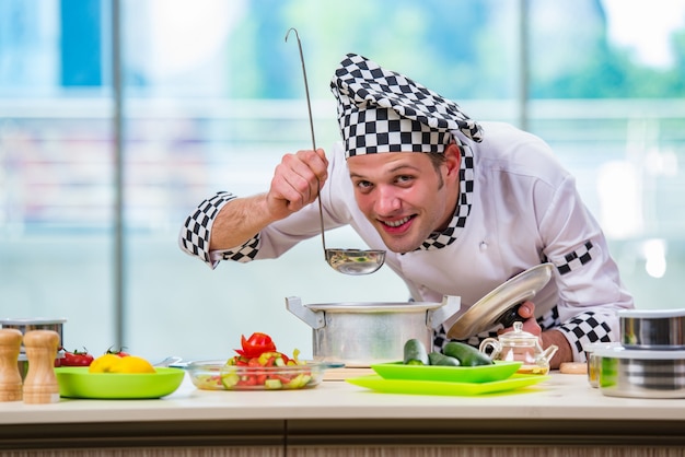 Cuoco maschio prepara il cibo in cucina