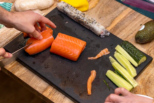 Cuoco professionista di sushi Chef che prepara sushi