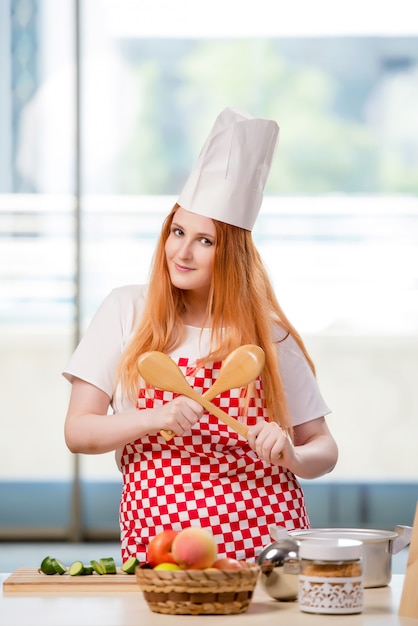 Cuoco rosso che lavora in cucina