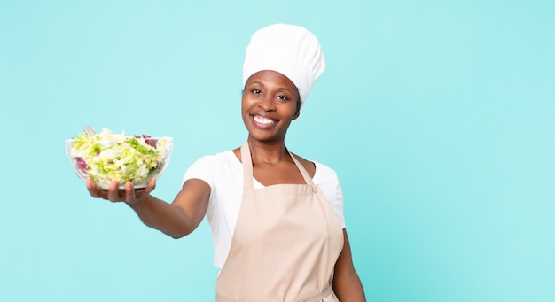 Cuoco unico adulto afroamericano nero che tiene un'insalata