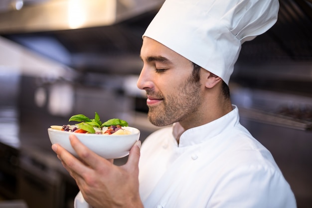 Cuoco unico bello che sente l'odore della pasta