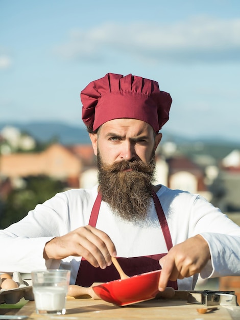 Cuoco unico che mescola gli ingredienti