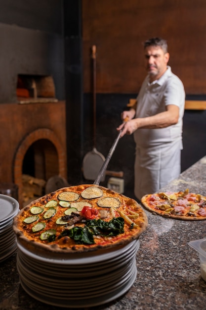 Cuoco unico del colpo medio che prepara pizza