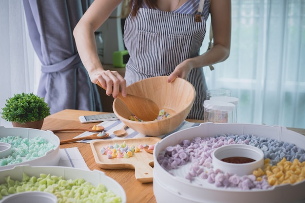 Cuoco unico della donna che prepara caramella dolce tailandese.