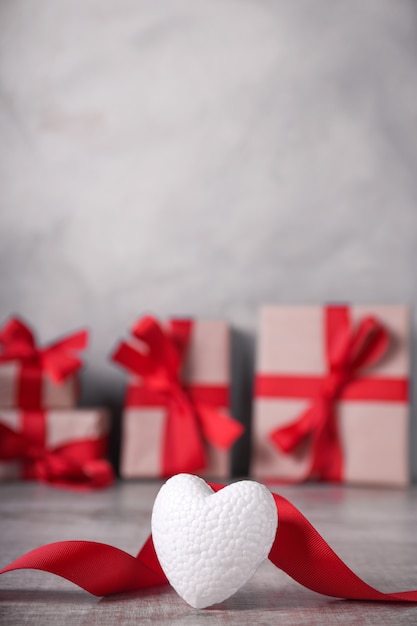 Cuore bianco, nastro rosso e scatole regalo