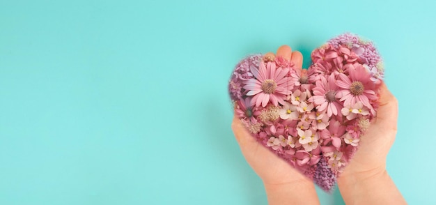 Cuore con fiori amore ed emozione concetto persona di buon cuore aiuto e carità