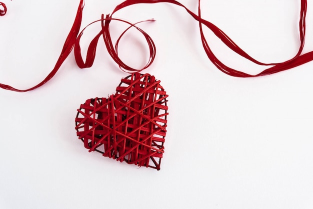 Cuore con un fiocco rosso in cima