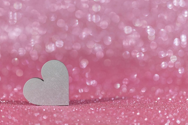 cuore d'argento con sfondo sfocato glitter