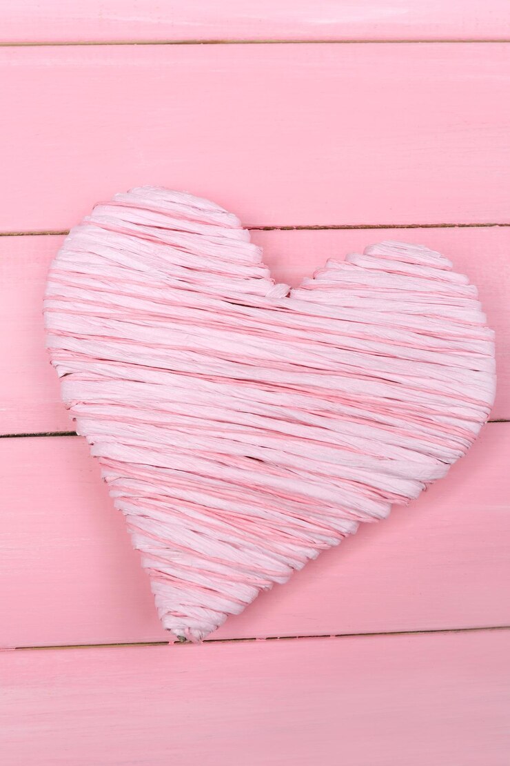 Foto cuore decorativo su fondo di legno