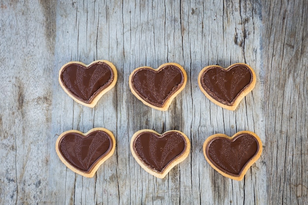 Cuore del cioccolato sulla tavola di legno per il regalo nell'amore di San Valentino.