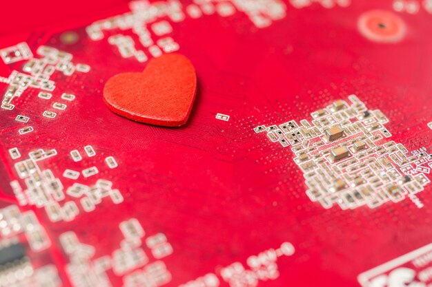 Cuore del computer, hard disk e fazzoletto con cuore rosso