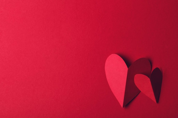 Cuore di amore di carta rossa su sfondo rosso chiaro Sfondo romantico di San Valentino