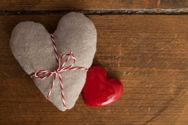 Cuore di amore fatto a mano rustico di San Valentino su un fondo di legno