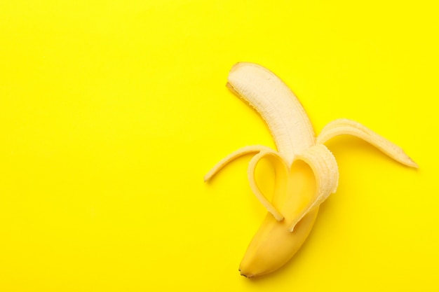 Cuore di banana su sfondo giallo. Frutta fresca