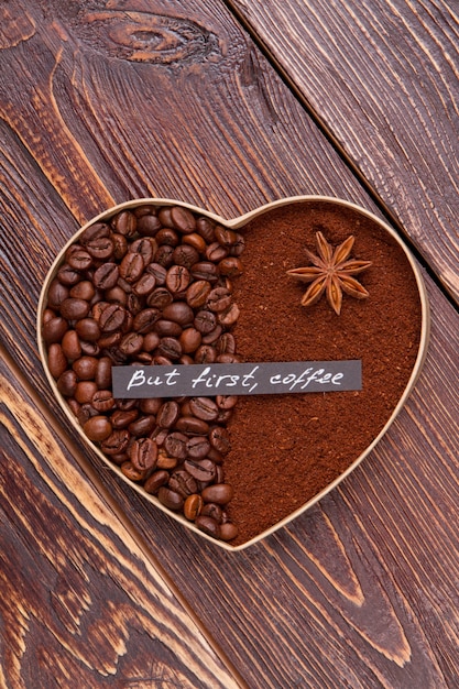 Cuore di caffè decorativo creato da chicchi e polvere. Concetto di amore di San Valentino.