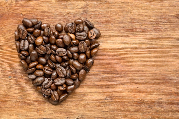 cuore di caffè su legno