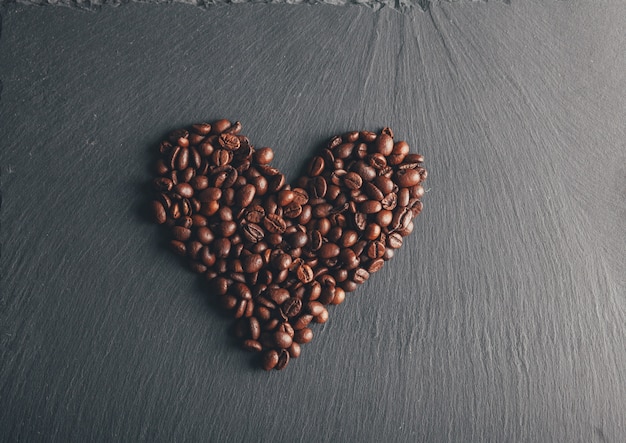 cuore di chicchi di caffè su sfondo nero