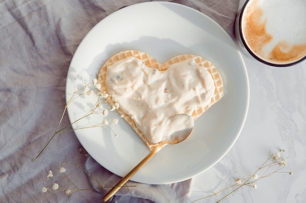 Cuore di cialda per la colazione di San Valentino con yogurt e caffè caldo