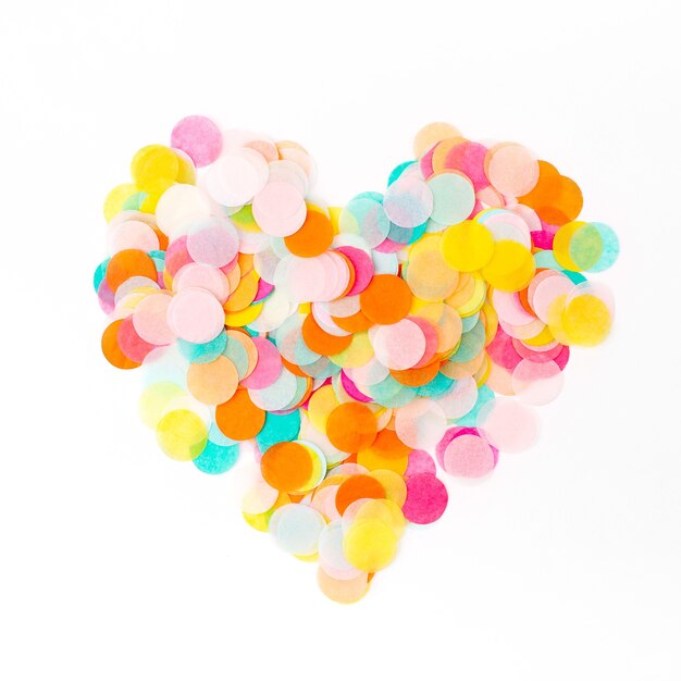Cuore di coriandoli di carta colorata, concetto di vacanza
