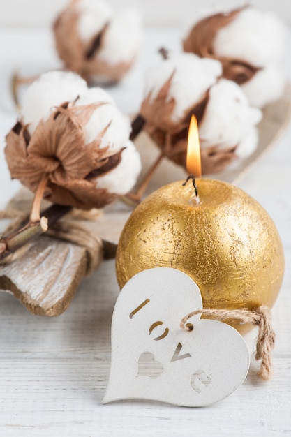 Cuore di legno, candela d'oro