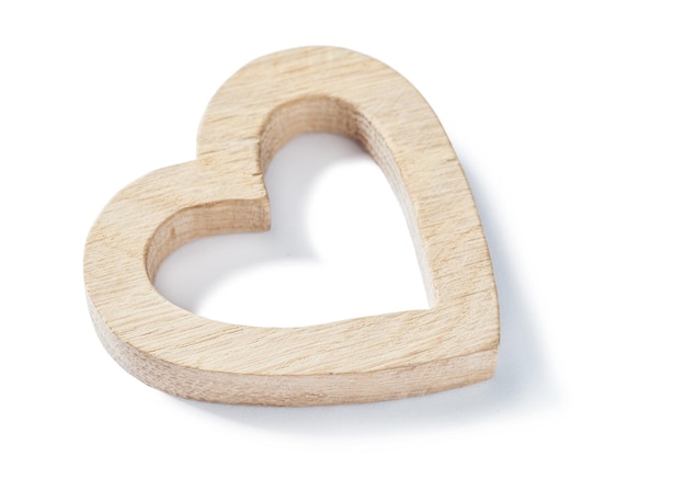 Cuore di legno di quercia isolato su bianco