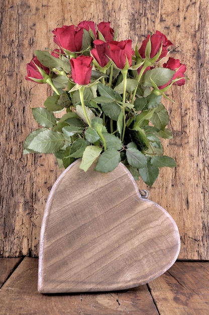 cuore di legno e bouquet di rose