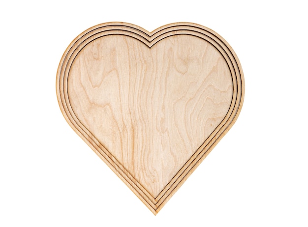 Cuore di legno isolato su sfondo bianco