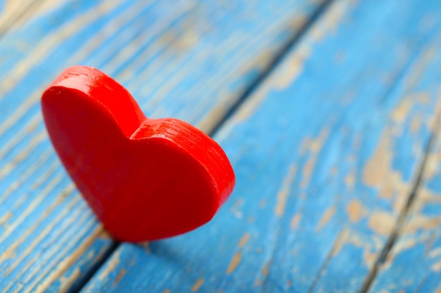 Cuore di legno su fondo di legno di colore