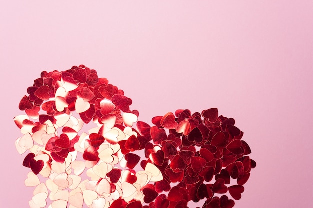 Cuore di paillettes rosse su rosa