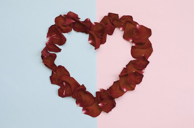 Cuore di petali di rosa