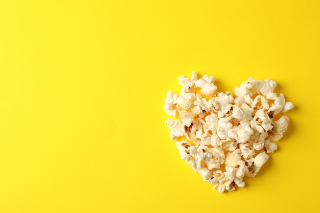 cuore di popcorn su sfondo giallo