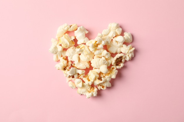 cuore di popcorn su sfondo rosa